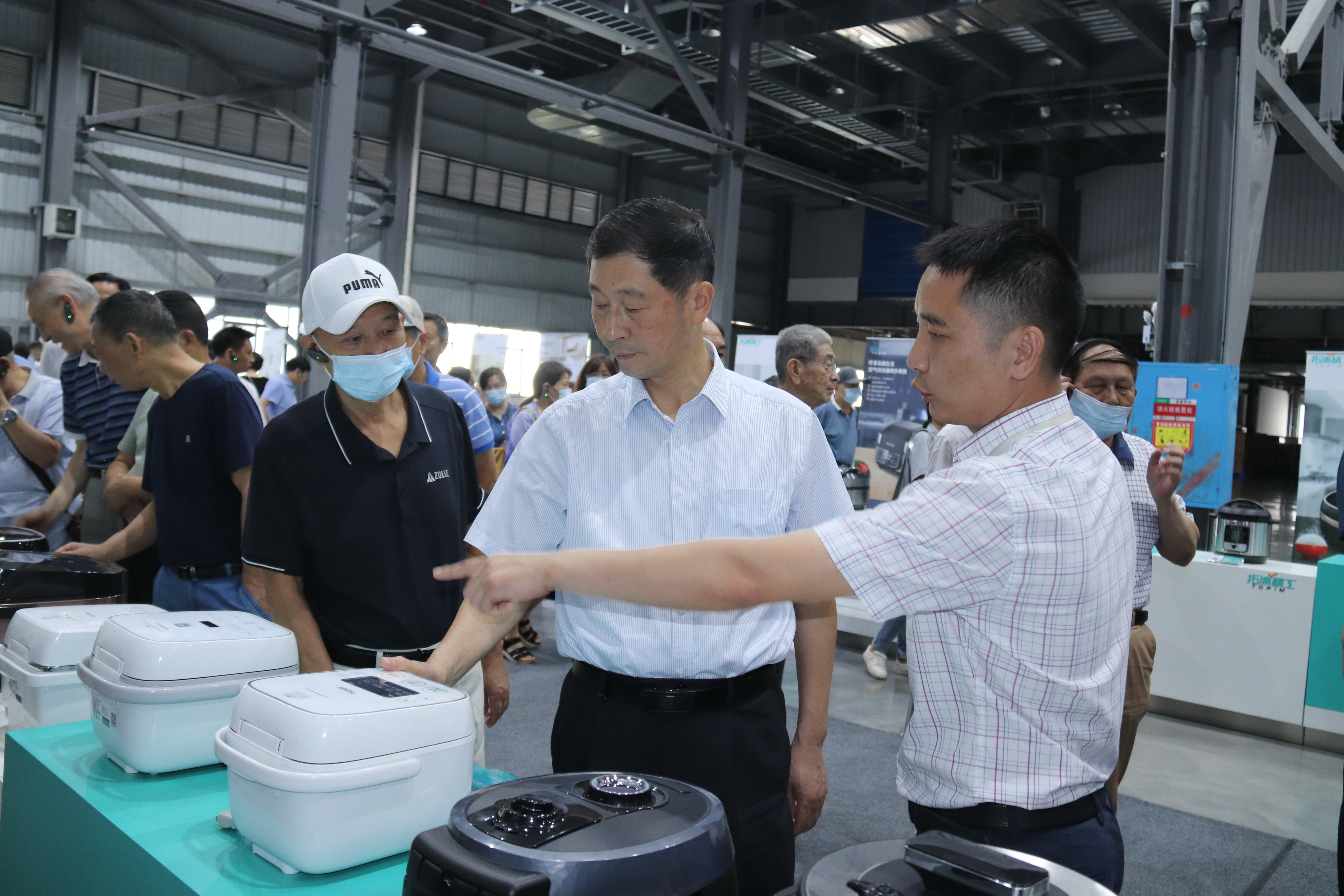 省人大常委會原副主任、機關(guān)離退休人員黨總支書記蔡力峰帶隊來我公司進行了參觀調(diào)研